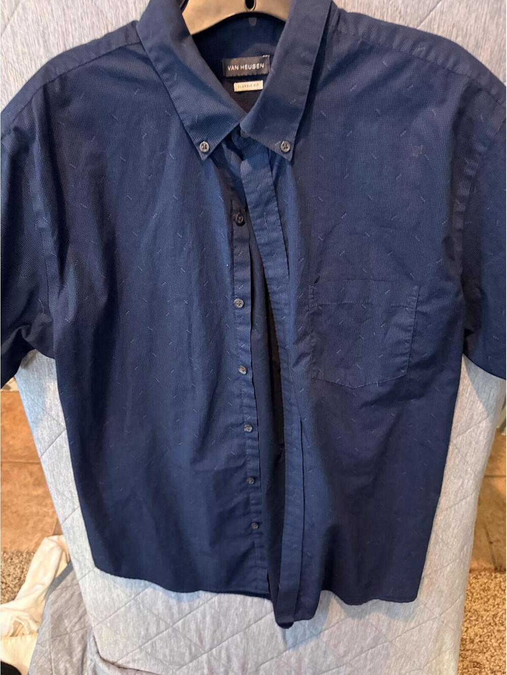 Van Heusen Classic Fit Men's Button-Down Shirt Large